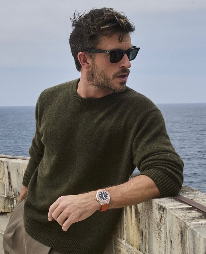 gaeulsky_fox's tweet photo. Mr. Jonathan Bailey and OMEGA wristwatches https://t.co/hGkfeo2UUv