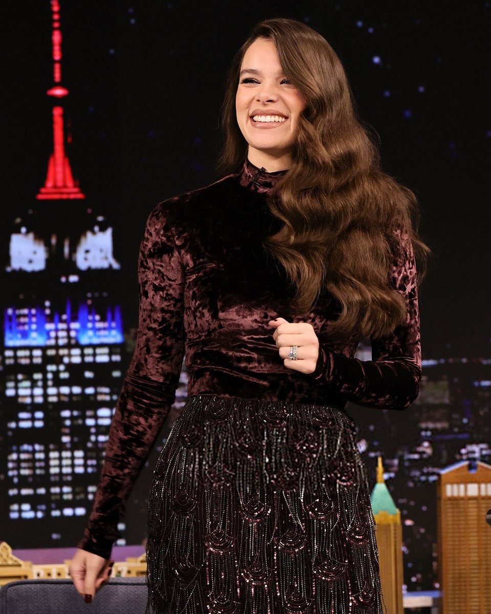 archiveshailees's tweet photo. GORGEOUS!!

hailee steinfeld at the tonight show with jimmy fallon https://t.co/UgpUZTJyI3