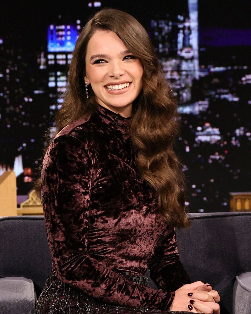 archiveshailees's tweet photo. GORGEOUS!!

hailee steinfeld at the tonight show with jimmy fallon https://t.co/UgpUZTJyI3