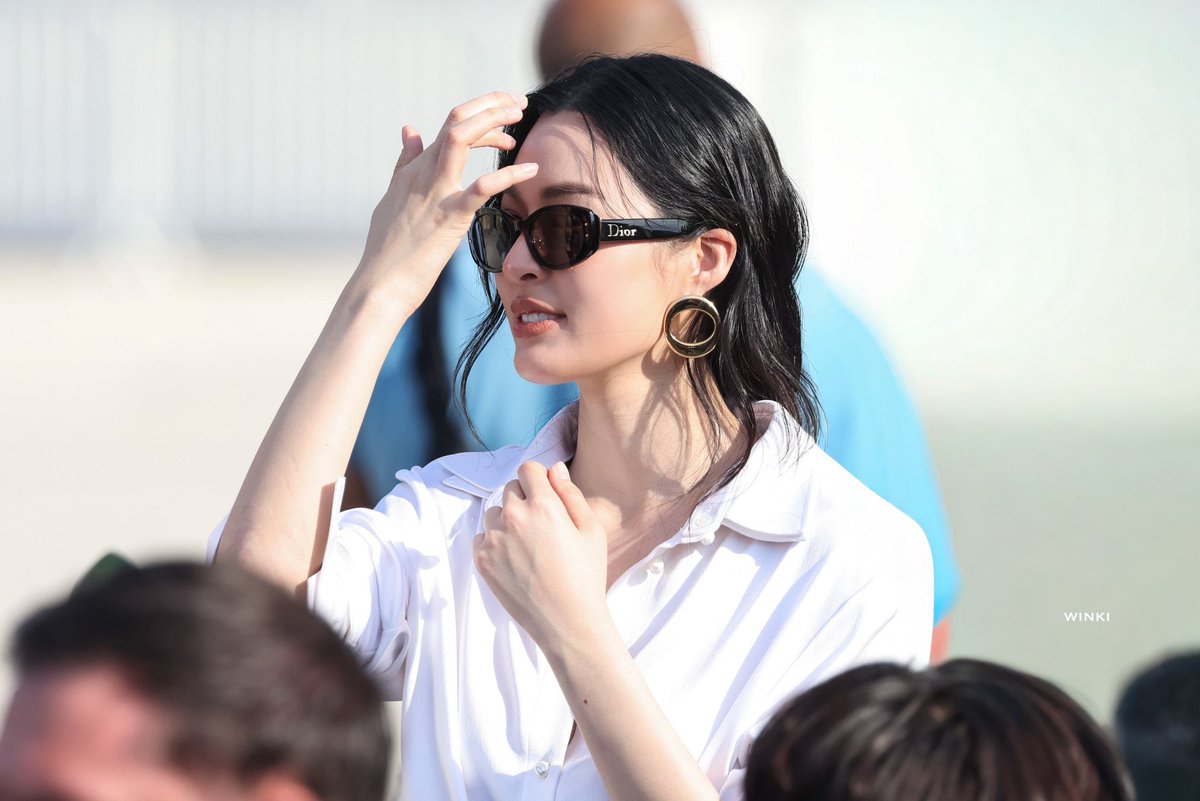 LLK_SidePro2's tweet photo. Timeline full of everything, but I’m looking for Lingling.

#DiorSummer27xLingOrm #LinglingKwong #DiorSummer27 #PFW @Dior @linglingsirilak https://t.co/C6w3GlyqqY
