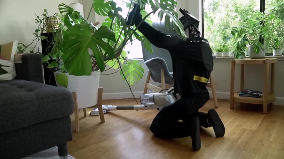 ReutersJapan's tweet photo. 米国でヒューマノイド（人型）ロボットが清掃サービスに導入されつつある。サンフランシスコに拠点を置くTAUロボティクス社は、これまで自動化技術が苦戦してきた領域、すなわち清掃サービスにおいてロボットなら成功を収められると考えている。
https://t.co/epX9Ex4U6g https://t.co/Ey0ROe87MI
