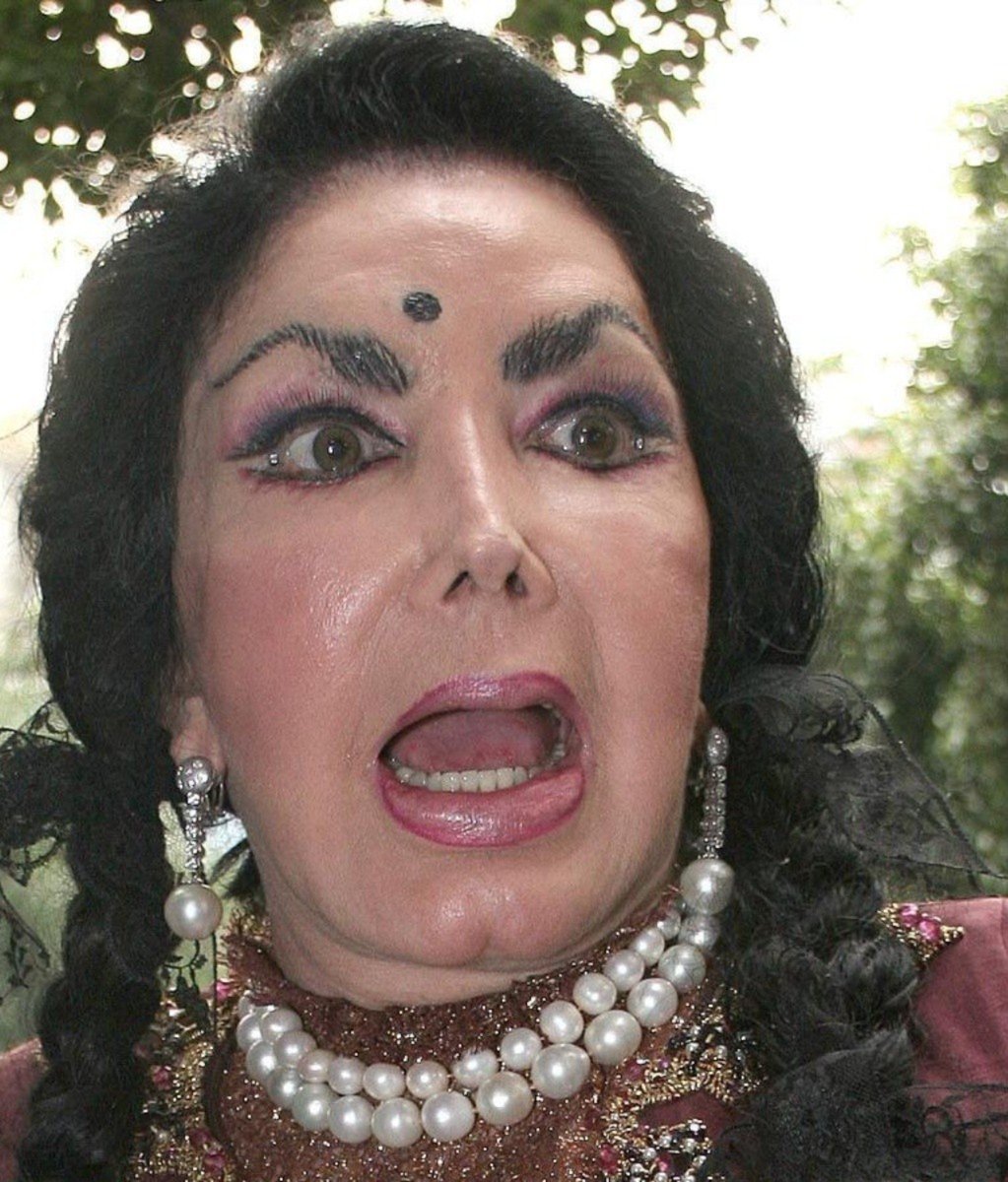 sinuhedotcom's tweet photo. Se cogió a un viejito poderoso para trepar, fue senadora, se hizo cirugías y la gente la aborrecía https://t.co/lfj67RFi3T
