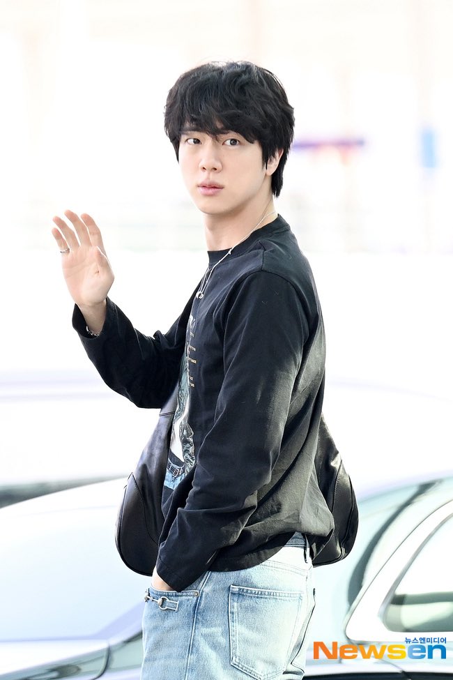 chibiseokjini's tweet photo. Seokjin Booty lovers unite https://t.co/SUr0zcpUEL