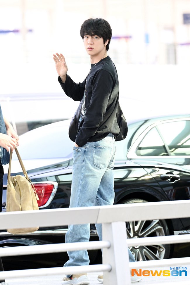 chibiseokjini's tweet photo. Seokjin Booty lovers unite https://t.co/SUr0zcpUEL