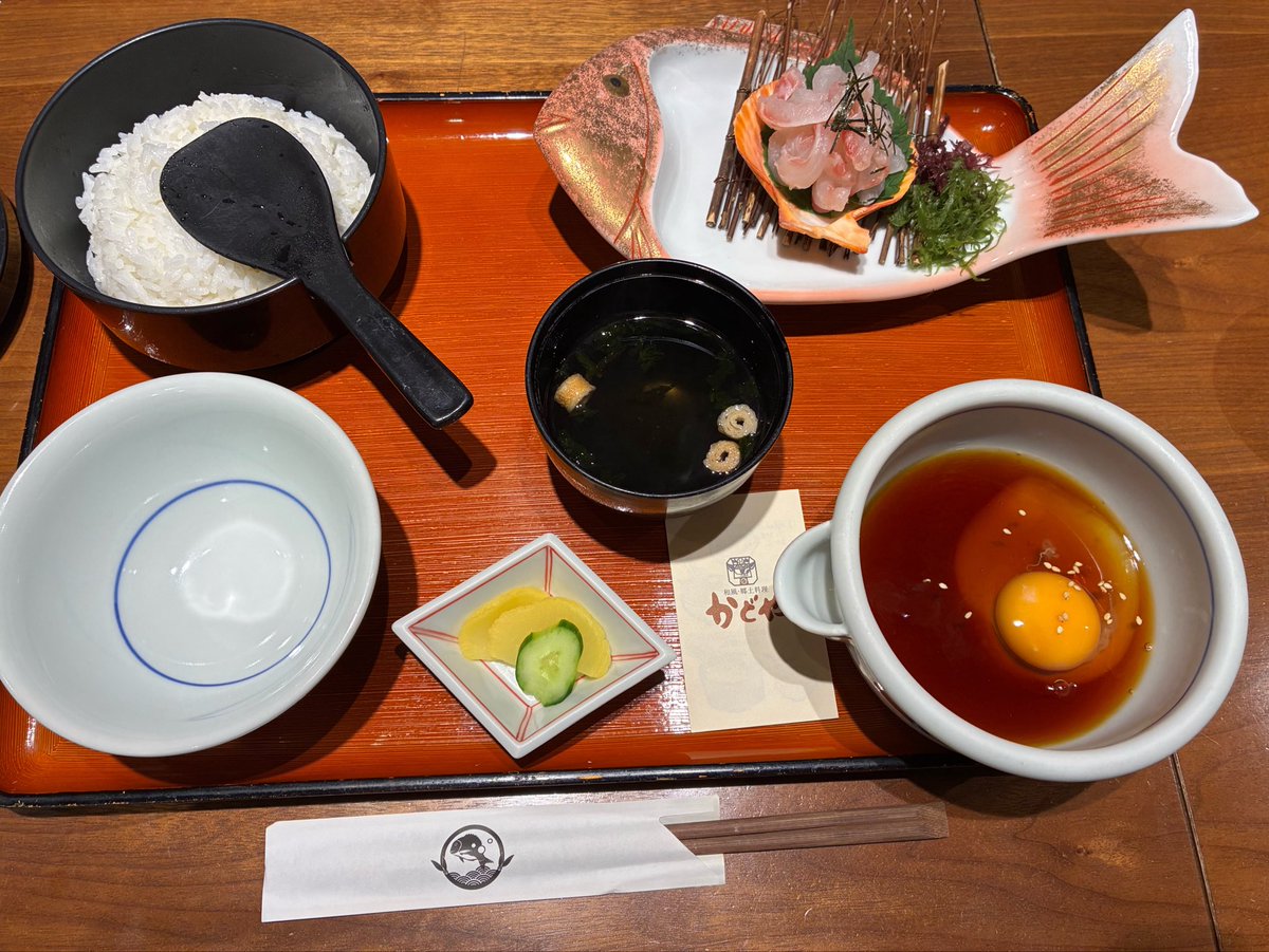 s1068h910's tweet photo. 松山空港のかどやでラスト松山飯！
結局鯛めし食っちゃった笑
遠征だと財布の紐が緩みますねぇー笑
#蝗活 https://t.co/bUo2EMPEZB