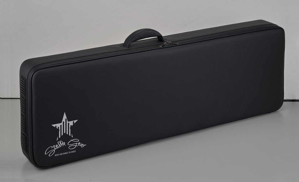 TETSUYA_STAFF's tweet photo. STELLA GEAR HYBRID BASS CASE

ハードケースの保護性能と、ソフトケースの取り回しやすさを兼ね備えたベース用ハイブリッドケース。

内部の可動式クッションを調整することで、変形ベースを除く多様なボディシェイプに対応。ケース内部での楽器のズレを抑え、耐衝撃素材が移動時の衝撃から保護します。

専用ポーチや乾燥剤用メッシュポケットなど、実際の使用を考えた収納も装備。

持ち運びやすさと、確かな保護性能をひとつに。

STELLA GEAR
HYBRID BASS CASE

#TETSUYA
#STELLAGEAR
#ベース