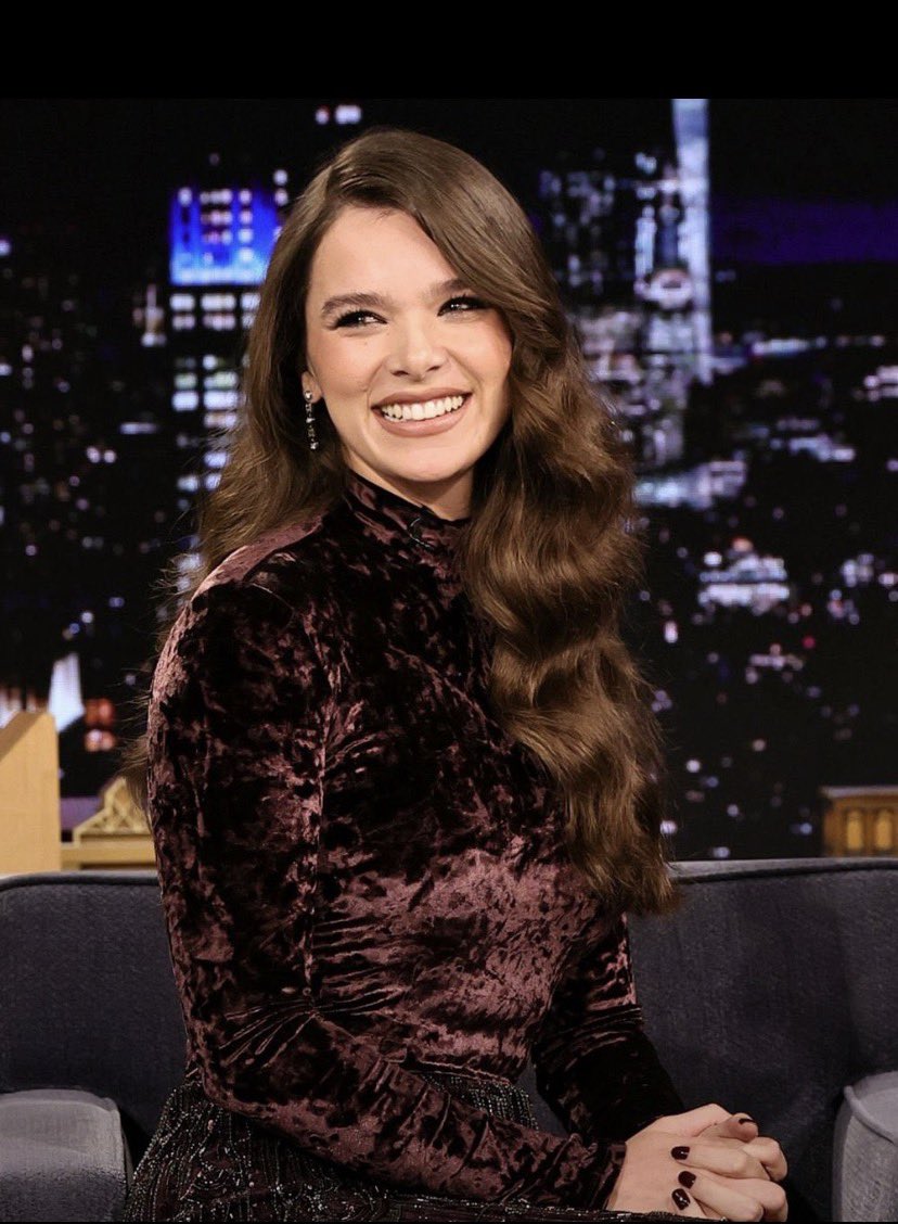 SteinfeldSource's tweet photo. HER!! Hailee Steinfeld is on The Tonight Show Starring Jimmy Fallon tonight!! https://t.co/AbUK3M5MQv