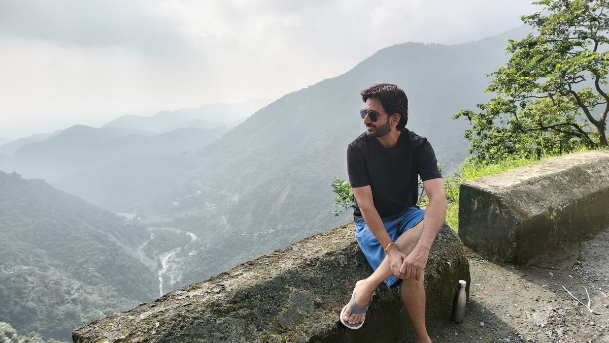 Dheersdhabhai's tweet photo. *आजकल जब कोई हमारी आलोचना करता है, हम तुरंत सफाई देने क्यों लगते हैं?* 
क्योंकि भीतर कहीं हमें डर होता है कि कहीं लोग हमें गलत न समझ लें।
मनोविज्ञान में इसे दूसरों की स्वीकृति की जरूरत से जोड़ा जा सकता है।
लेकिन हर आरोप का जवाब देना जरूरी नहीं होता।
हर बात को सही साबित करना भी जरूरी नहीं होता।
कभी-कभी शांत रहना कमजोरी नहीं, भावनात्मक परिपक्वता है।
आप जानते हैं कि आप कौन हैं, इसलिए हर किसी की राय को बदलने की जिम्मेदारी अपने ऊपर नहीं लेते।
जो आपको समझना चाहता है, वह आपके व्यवहार से समझेगा।
और जो गलत समझना चाहता है, उसे कितनी भी सफाई दे दें, वह अपनी धारणा नहीं बदलेगा।
डॉ. धीर सिंह धाभाई
#स्वीकृति