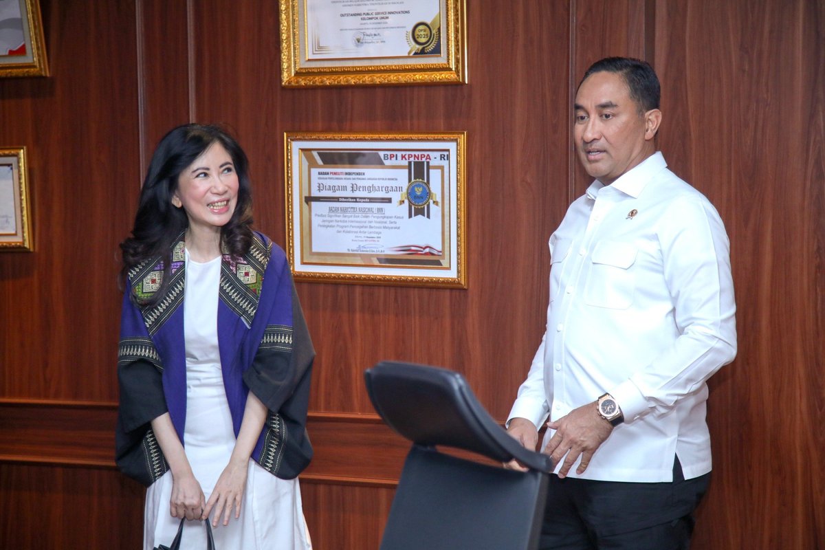 INFOBNN's tweet photo. BUKA PELUANG KOLABORASI, KEPALA BNN RI TERIMA AUDIENSI AHLI TERAPI REHABILITASI

Kepala BNN RI, Suyudi Ario Seto, menerima audiensi Dr. Sonia Wibisono ahli terapi rehabilitasi, di ruang kerjanya, Gedung BNN, Cawang, Jakarta Timur, pada Senin (28/9).

https://t.co/kDrfwuVKND https://t.co/ASn2IgskiC