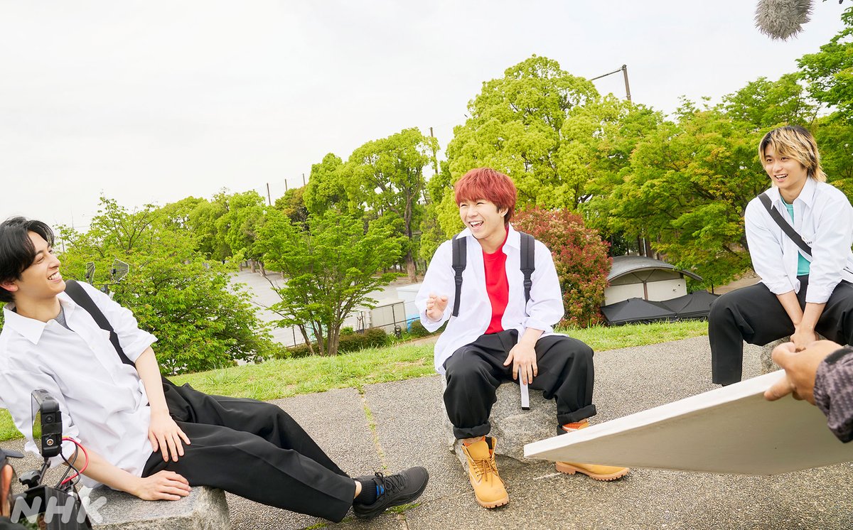 nhk_dramas's tweet photo. 🌙#夜ドラ【#税金で買った本📚】
📺月曜から木曜 夜10:45〜11:00

あの丘でのオフショットをお届け！
1枚目は…何をしているのか？

#奥平大兼 #新原泰佑 #下川恭平
📲NHK ONEで見逃し配信中
https://t.co/oFFU2lcWMZ https://t.co/1eix1vgO9O