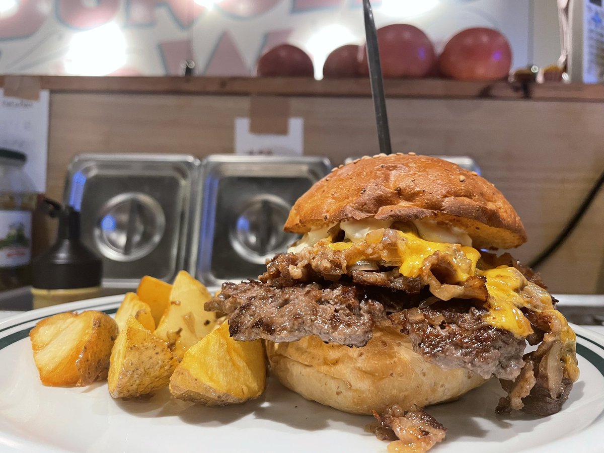 CHILLAXBURGER's tweet photo. 今日も元気にオープンしました😆

フィリーズチーズステーキバーガーはいかがですか？🍔

ランチ 11:00〜15:00(LO14:30)  
ディナー 17:00〜21:00(LO20:30)
※パティが切れ次第閉店する場合がございます。  

#バーガー #ハンバーガー #池袋ランチ #池袋 #サンシャイン池袋 #池袋アニメイト https://t.co/EQ42iahsCd
