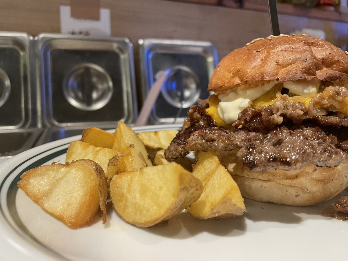 CHILLAXBURGER's tweet photo. 今日も元気にオープンしました😆

フィリーズチーズステーキバーガーはいかがですか？🍔

ランチ 11:00〜15:00(LO14:30)  
ディナー 17:00〜21:00(LO20:30)
※パティが切れ次第閉店する場合がございます。  

#バーガー #ハンバーガー #池袋ランチ #池袋 #サンシャイン池袋 #池袋アニメイト https://t.co/EQ42iahsCd