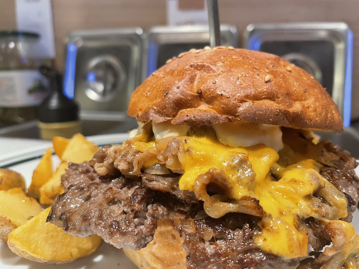 CHILLAXBURGER's tweet photo. 今日も元気にオープンしました😆

フィリーズチーズステーキバーガーはいかがですか？🍔

ランチ 11:00〜15:00(LO14:30)  
ディナー 17:00〜21:00(LO20:30)
※パティが切れ次第閉店する場合がございます。  

#バーガー #ハンバーガー #池袋ランチ #池袋 #サンシャイン池袋 #池袋アニメイト https://t.co/EQ42iahsCd