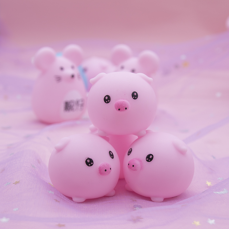 blash81's tweet photo. [There's a cute little pig named 潞磷貌筛 at the countryside! It's rolling in the mud with a fluffy look, super fun!]， https://t.co/LVn0fZtJZB