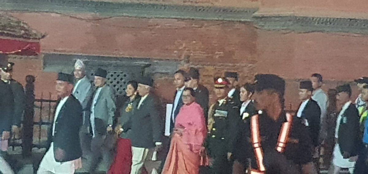 NaruneAakhaha's tweet photo. राष्ट्रपतिको सवारी हुँदा घण्टौँ सडक खाली, नागरिकलाई सास्ती!
इन्द्रजात्रा हेर्न आएका हजारौँ नागरिकलाई साँझैदेखि हटाइन्छ—तर राष्ट्रप्रमुखको आगमन राति मात्रै। सुरक्षा आवश्यक छ, तर नागरिकको आस्था र सहजताको मूल्यमा होइन।
इन्द्रजात्रा जनताको संस्कृति हो, केवल VIP को कार्यक्रम होइन। https://t.co/0L3UyU1rsP