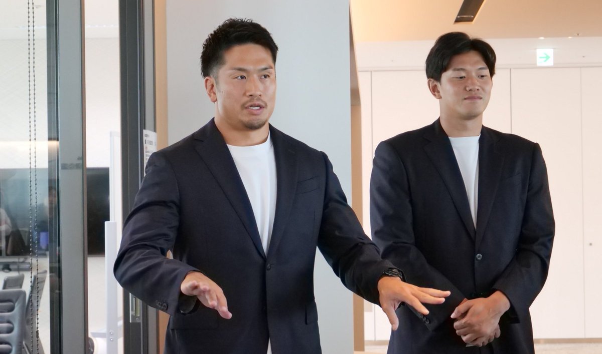 PanasonicHVACCC's tweet photo. ＼ スポーツの秋🏉 ／
先日、埼玉パナソニックワイルドナイツの選手5名が汐留本社にご来訪くださいました！✨

当日の選手たちの、貴重なオフショットを公開📸

ホストゲーム開幕戦は、12月12日(土)浦安D-Rocks戦ですね🔥
選手の皆さんのご活躍を楽しみに、当社も全力で応援します📣 https://t.co/nvTNyRRM9q