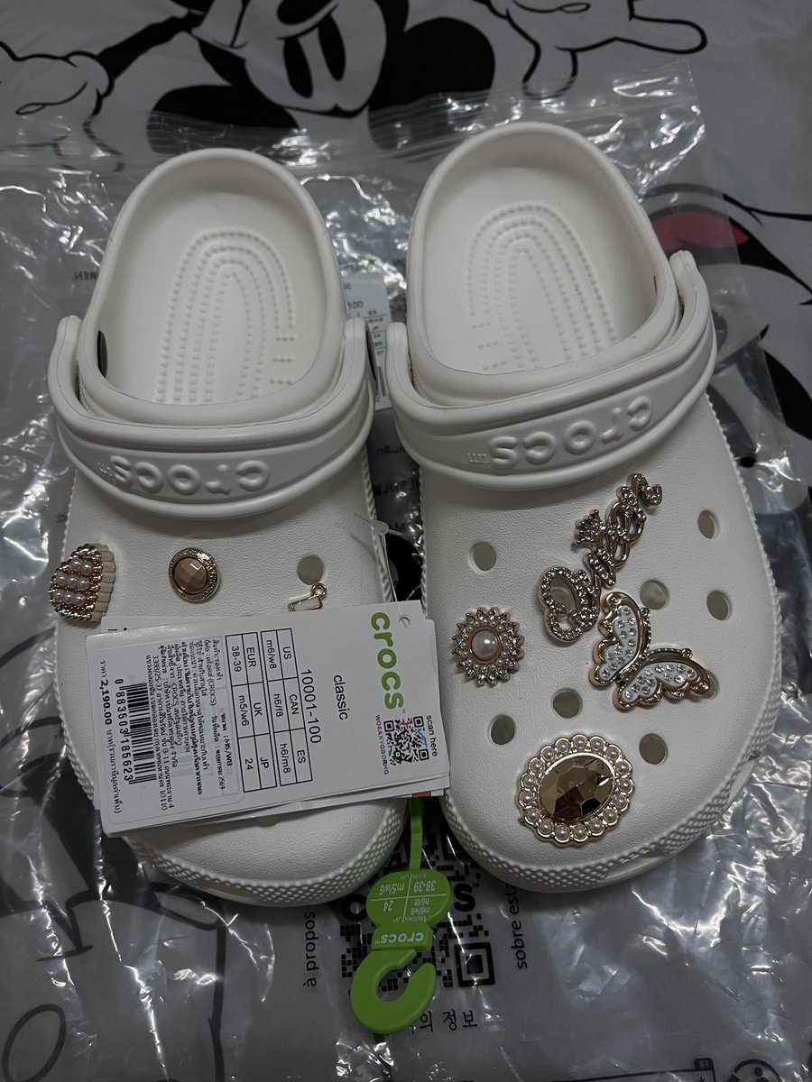aaa_auai's tweet photo. 🤍 ส่งต่อ  ของแท้ 100% 
👟 รุ่น: CROCS Classic Clog สีขาว
📏 ไซส์: M6/W8 (ประมาณ 37–38)
❌ ไม่เคยใส่ออกข้างนอก  
🎀 แถมจิบบิท มีป้าย+ถุงครบค่ะ
เหตุผลที่ปล่อย: ซื้อมาแล้วไซส์ใหญ่กว่าเท้า
💰 2,150 บาท รวมส่ง 📦
#crocs #ส่งต่อรองเท้ามือสอง #crocsแท้ #crosthailand #ส่งต่อรองเท้า https://t.co/4gpqOgjgNT