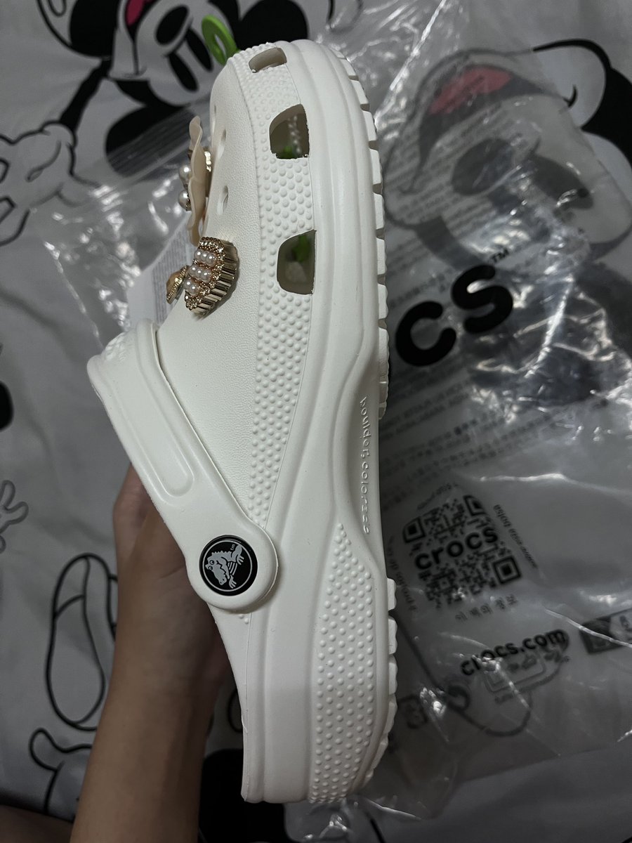 aaa_auai's tweet photo. 🤍 ส่งต่อ  ของแท้ 100% 
👟 รุ่น: CROCS Classic Clog สีขาว
📏 ไซส์: M6/W8 (ประมาณ 37–38)
❌ ไม่เคยใส่ออกข้างนอก  
🎀 แถมจิบบิท มีป้าย+ถุงครบค่ะ
เหตุผลที่ปล่อย: ซื้อมาแล้วไซส์ใหญ่กว่าเท้า
💰 2,150 บาท รวมส่ง 📦
#crocs #ส่งต่อรองเท้ามือสอง #crocsแท้ #crosthailand #ส่งต่อรองเท้า https://t.co/4gpqOgjgNT
