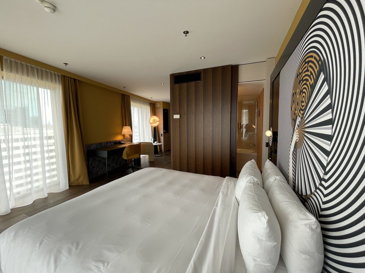 huntkevinont's tweet photo. Our beautiful room for our stay in Zurich. https://t.co/tZqaMYbnZY
