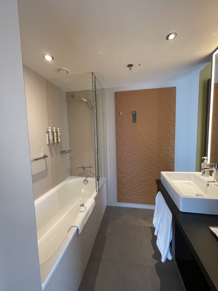huntkevinont's tweet photo. Our beautiful room for our stay in Zurich. https://t.co/tZqaMYbnZY