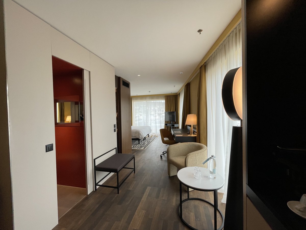 huntkevinont's tweet photo. Our beautiful room for our stay in Zurich. https://t.co/tZqaMYbnZY