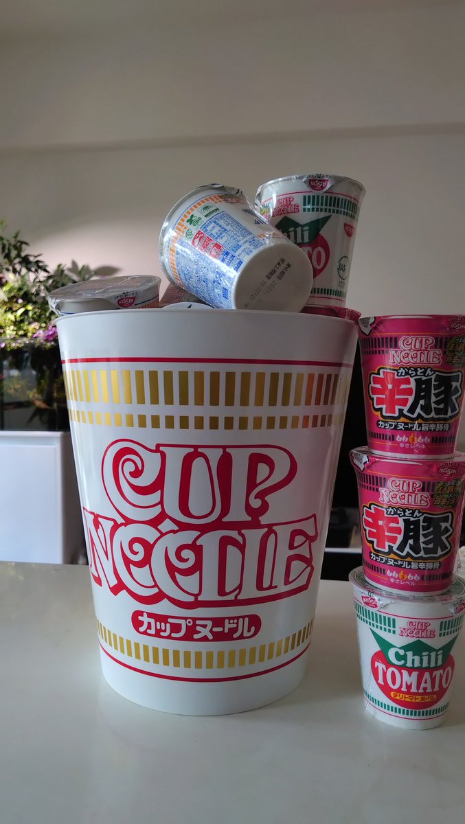 BF13948700's tweet photo. どデカいカップラーメンゲットwww https://t.co/CHzoKJT27R