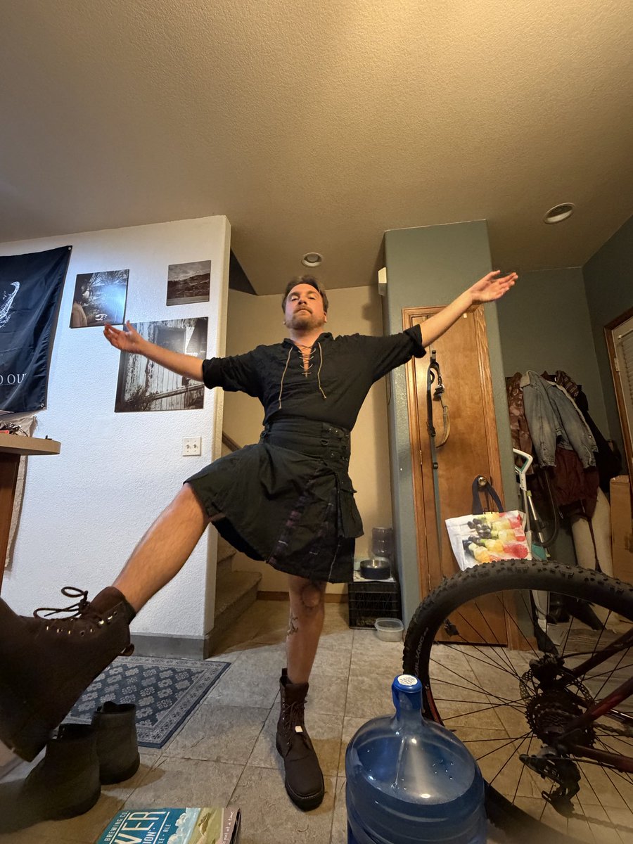 DannyDefeat's tweet photo. Twitter help, deciding if these cunt brown boots go with my ren fair fit https://t.co/dsTnefGhaz