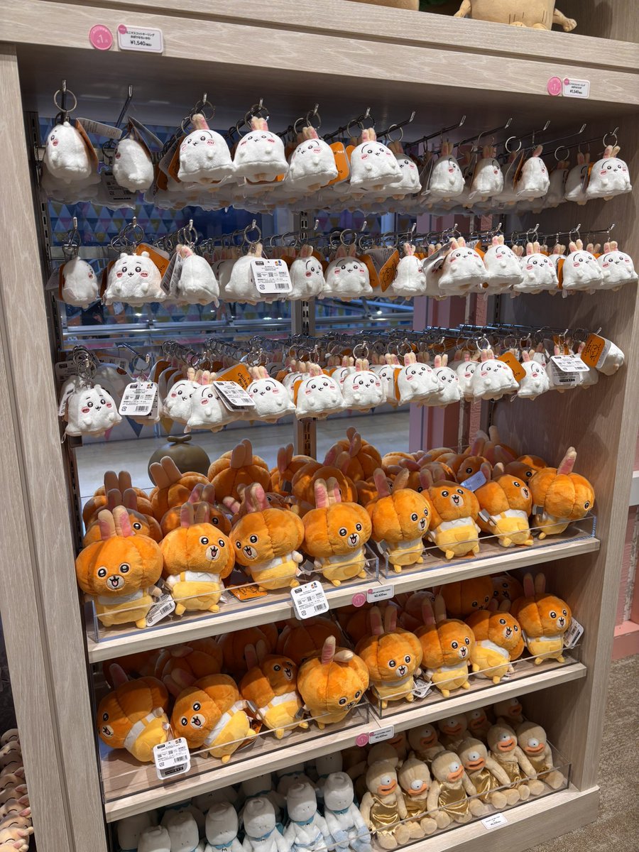 umineko_ro's tweet photo. #ちいかわパーク
9/30、10:40の回 
グリ以外全てすっ飛ばしてグッズ売り場へ

ハロウィンマスコット
ちいかわ……極少（10個くらい）
うさぎ……まだ在庫あり

かぼうさ
ピンズ
キーホルダー
巾着クッキー
Tシャツ2種……まだ在庫あり

目ぼしいものがほぼ売り切れなのでグッズ売り場は空いていました。