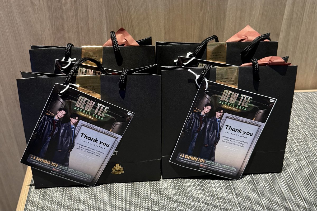 Dewjsu_club's tweet photo. ทาง Dew Official Fanclub และ TEETIME HOME @teevtp_home ขอเป็นตัวแทนแฟนคลับของดิว และธี ในการส่งของขวัญเล็กๆน้อยๆ เพื่อขอบคุณให้กับพี่ๆสื่อสำหรับ Press Tour DEW TEE SECRET AREA FANCON ในวันนี้ ขอฝากแฟนคอนครั้งนี้ไว้ด้วยนะครับ 🙇🏻‍♂️🤎💙

#DewTeeFancon 
#dewtee #dew_jsu #tee_vtp https://t.co/k1KfjkVlqT