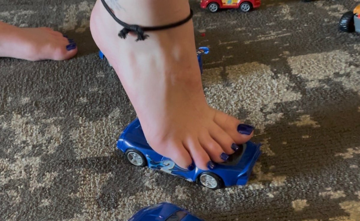 ditalux7's tweet photo. Stepping on stupid shit 🙄 https://t.co/wAT3rRfbjG