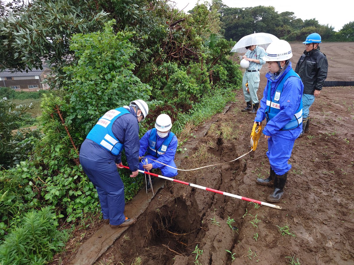 mlit_kanto_road's tweet photo. 【#台風25号 被害に伴う対応】 
神奈川県からの支援要請を受け、TEC-FORCEを派遣し、三浦市及び葉山町において、道路の被災状況調査を行っています。
神奈川県及び三浦市、葉山町と連携し、早期復旧に向け取り組んでいきます。 
#国土交通省 #関東地方整備局 https://t.co/PRFzzyuZ0y