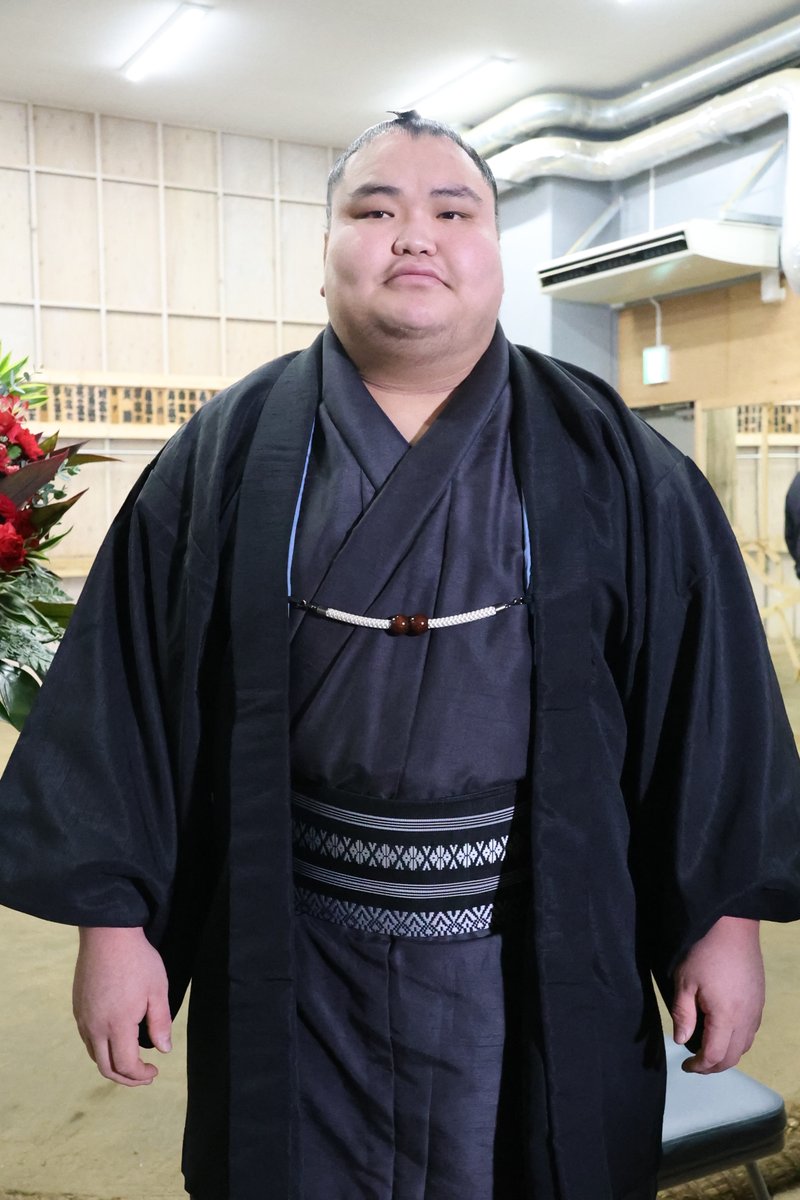 sumokyokai's tweet photo. ＜新十両 #旭富士 ＞
新十両の旭富士
師匠の伊勢ヶ濱親方とともに会見を行いました。

#sumo #相撲 #九州場所 https://t.co/HtLzE9hXvF