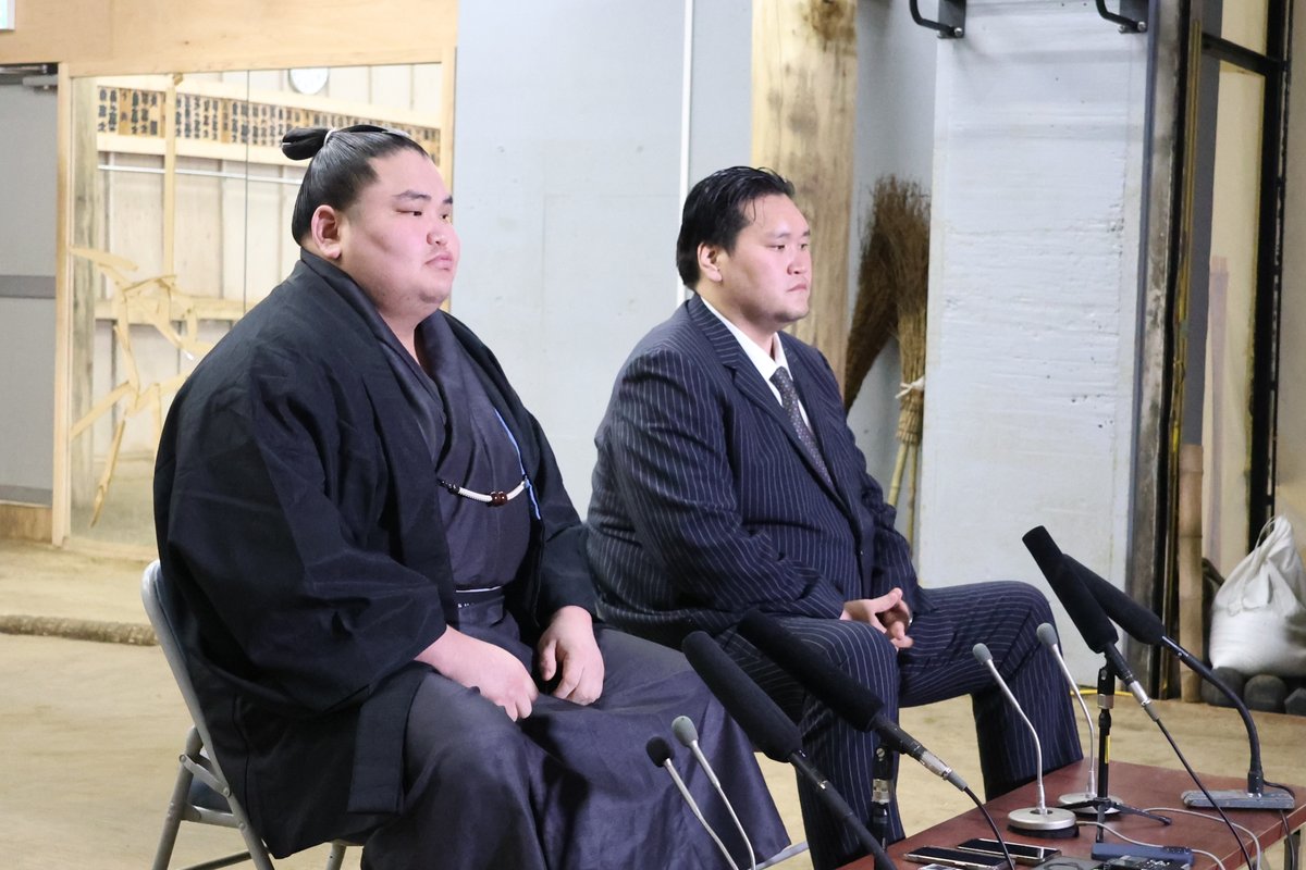 sumokyokai's tweet photo. ＜新十両 #旭富士 ＞
新十両の旭富士
師匠の伊勢ヶ濱親方とともに会見を行いました。

#sumo #相撲 #九州場所 https://t.co/HtLzE9hXvF