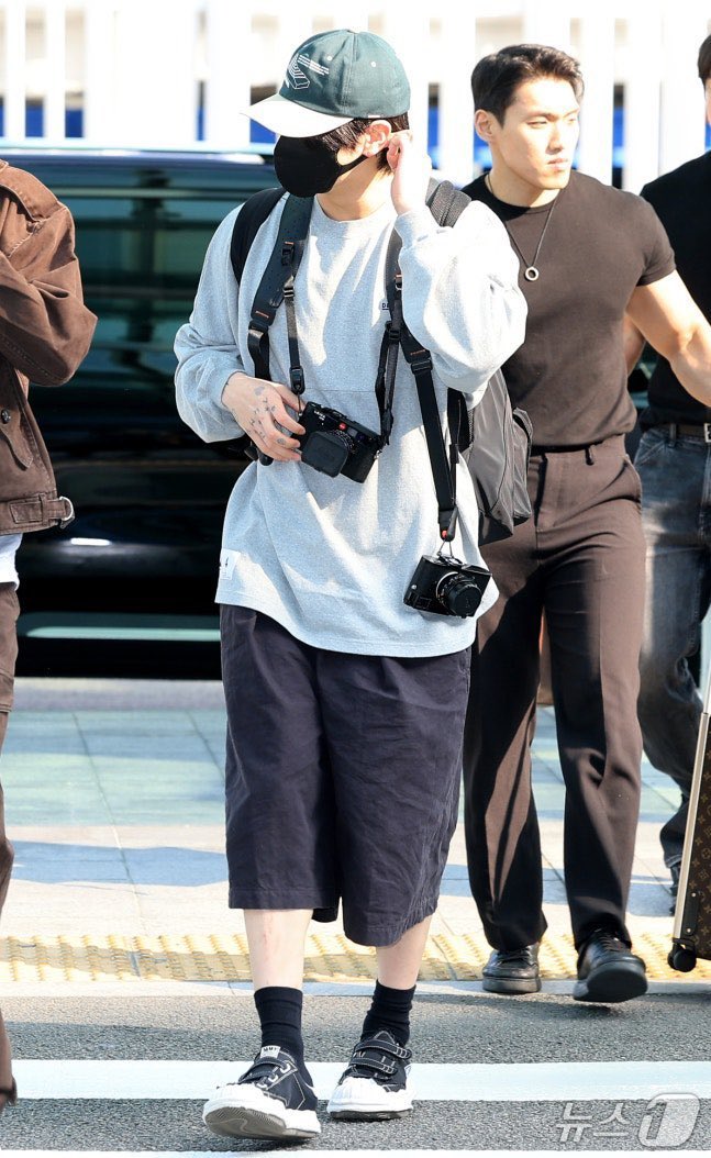 IMGOLDENCARD's tweet photo. Jungkook even wore a dual-camera strap so he could carry two cameras and switch between focal lengths on the go. I can’t 😭 He’s taking this so seriously, it’s so cute! https://t.co/oytEAv2YH4