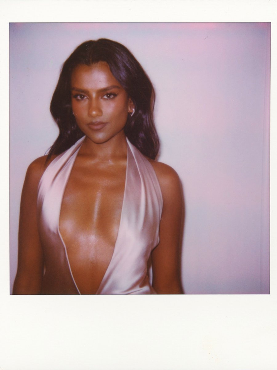gaeulsky_fox's tweet photo. Miss Simone Ashley in Polaroids

📸: Rebecca Spencer https://t.co/FaJFa5OkNX