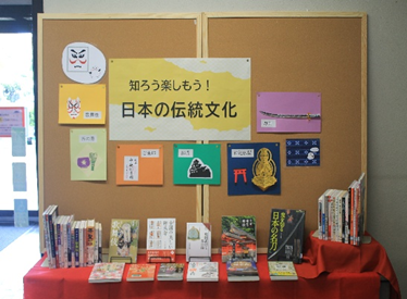 lib_kurashiki's tweet photo. 【中央図書館・一般室】10月の特集展示は､
👘知ろう楽しもう！日本の伝統文化🥢
🌞世界宇宙週間🌙
🖋知るほど面白い文豪たち🖋
ぜひご利用ください!
#倉敷市立図書館　#中央図書館　#特集 https://t.co/M3Wq7iYS1L