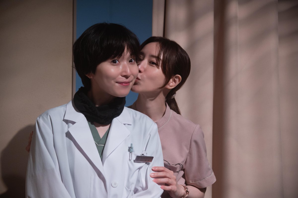 NetflixJP's tweet photo. 出演：松岡茉優 ✕ 仲里依紗
監督: Yuki Saito（「アンメット ある脳外科医の日記」）
Netflixシリーズ『ダウンタイム』

場面写真６点公開！

撮影現場の雰囲気が
わかる貴重なカット📷✨

美容整形の光と闇と心の葛藤をえぐる
至極のヒューマンサスペンス
世界独占配信中🦋

#ダウンタイム
#ダウンタイム中
#ダウンタイムはネトフリ
#ビフォーには戻れない
#Plasticbeauty
#downtime