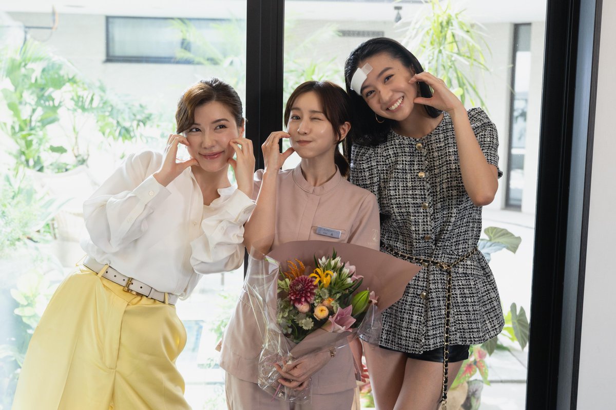 NetflixJP's tweet photo. 出演：松岡茉優 ✕ 仲里依紗
監督: Yuki Saito（「アンメット ある脳外科医の日記」）
Netflixシリーズ『ダウンタイム』

場面写真６点公開！

撮影現場の雰囲気が
わかる貴重なカット📷✨

美容整形の光と闇と心の葛藤をえぐる
至極のヒューマンサスペンス
世界独占配信中🦋

#ダウンタイム
#ダウンタイム中
#ダウンタイムはネトフリ
#ビフォーには戻れない
#Plasticbeauty
#downtime