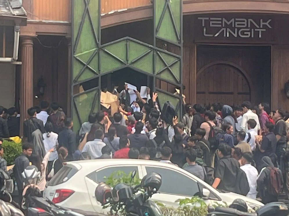 karirfess's tweet photo. Mau tau sesulit apa ekonomi sekarang?

Foto ini bisa menjelaskannya. Live House Kemang 23/09/2026.

📸ikhsanmuhammd__ https://t.co/66m9m3I5Oe