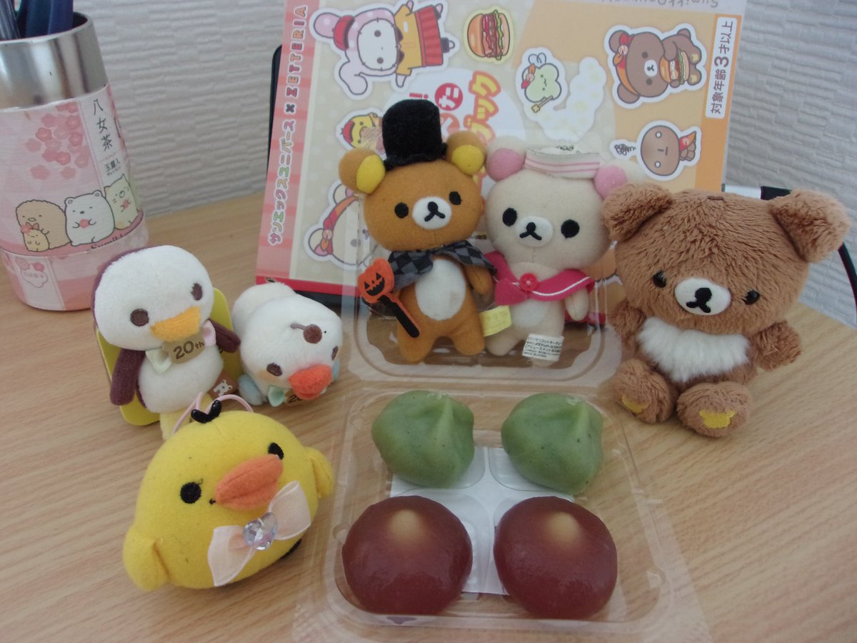 dollondodom's tweet photo. スイーツま🐻🐻155話🍡和菓子を打つ🐻🍁秋の和菓子🌾手乗りぬい全員集合SPです。🌰🍠の🍡との共演です。カラフルな彩り🍡食の秋は10月からが本番？な🐻🐧🐤🐻‍❄️🐿🐺🐈🦎🦝達です。 https://t.co/H2H0dXch6f