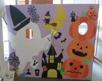 lib_kurashiki's tweet photo. 【船穂図書館】「ハロウィン」の顔出しパネルが登場！
#倉敷市立図書館　#船穂図書館 https://t.co/wXd6Au4k3U