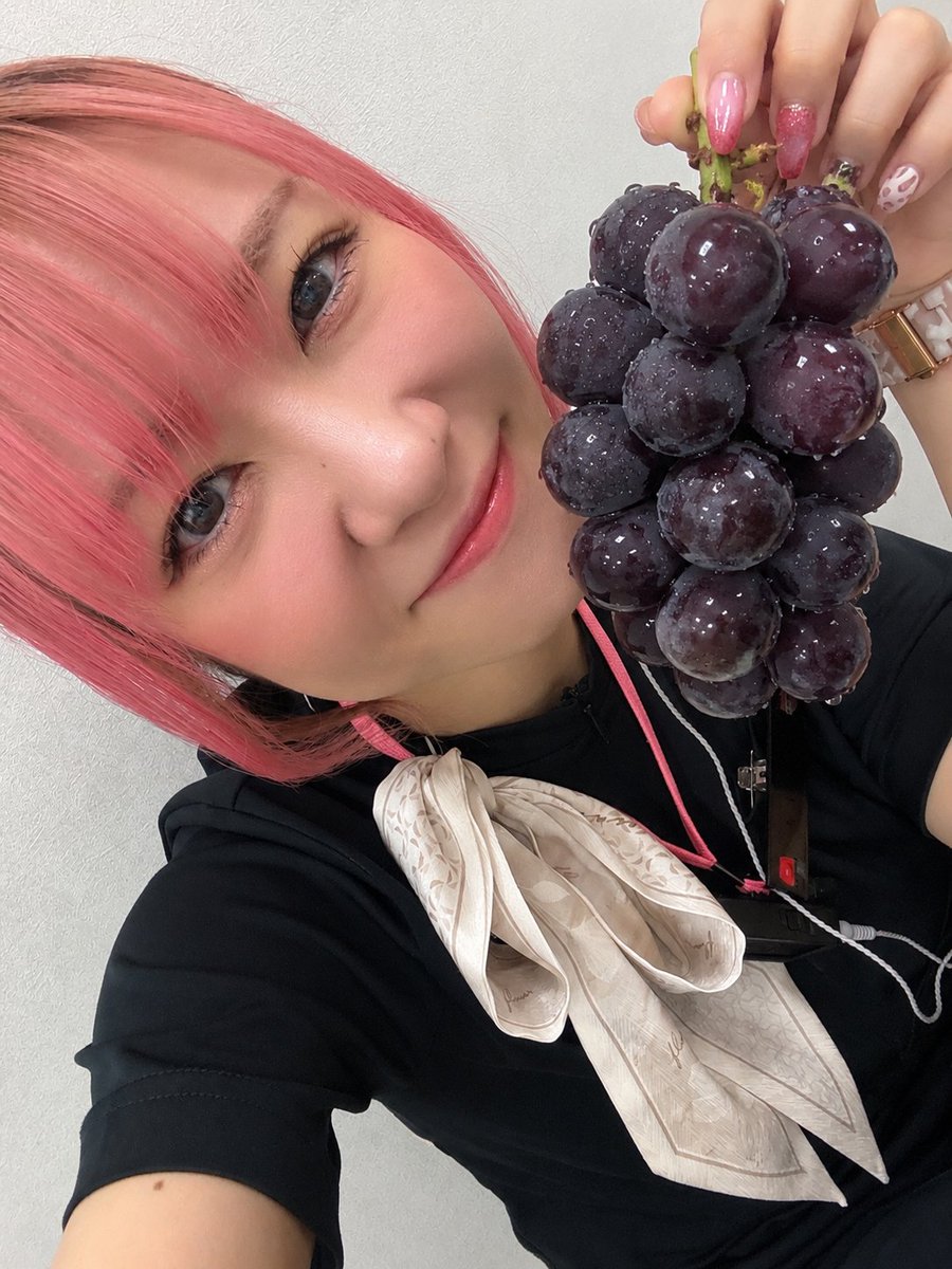 amimaruyunkei's tweet photo. おはよ〜🫶🏼

仕事前に・・・
どーん❣️❣️
朝から巨峰どーん❣️❣️

甘くて美味しかった🤤🤤

皮剥く時に爪が紫になるよね😳
あるある笑

#ゆん
#マルハン阿見 https://t.co/AbW0Rm3W9e