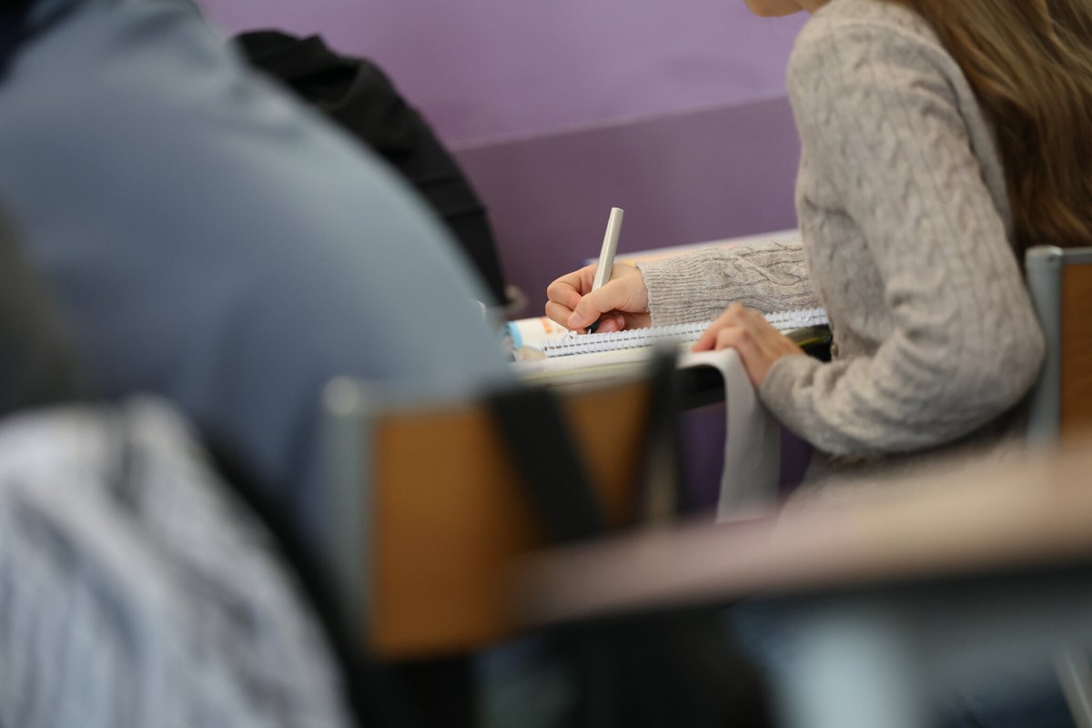 le_Parisien's tweet photo. « Un rattrapage » par rapport aux pays développés : l’Unicef France recommande une revalorisation salariale sur 10 ans des enseignants
➡️ https://t.co/aiClRpFoHl https://t.co/F5FQcGuqTl