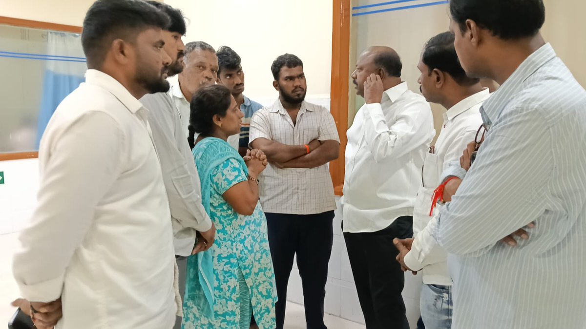 PRameshbabuMLA's tweet photo. లంకెలపాలెం గ్రామంలో శనివారం జరిగిన ప్రమాద ఘటనలో గాయపడిన బాధితులను పరామర్శించేందుకు మెడికవర్ హాస్పిటల్కు వెళ్లి చికిత్స పొందుతున్న బాధితులను పరామర్శించి, వారి ఆరోగ్య పరిస్థితిని అడిగి తెలుసుకున్నాను. #medicover #hospital @JanaSenaParty @JaiTDP @APDeputyCMO @ncbn @BJP4Andhra https://t.co/NUJBKUtlJv