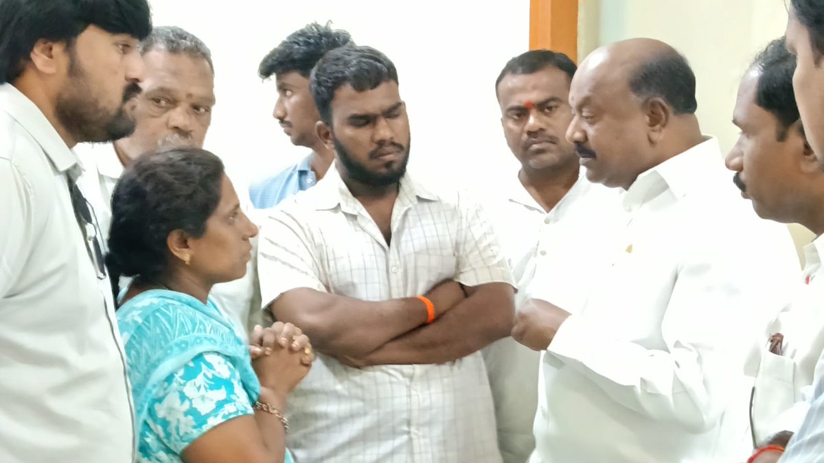 PRameshbabuMLA's tweet photo. లంకెలపాలెం గ్రామంలో శనివారం జరిగిన ప్రమాద ఘటనలో గాయపడిన బాధితులను పరామర్శించేందుకు మెడికవర్ హాస్పిటల్కు వెళ్లి చికిత్స పొందుతున్న బాధితులను పరామర్శించి, వారి ఆరోగ్య పరిస్థితిని అడిగి తెలుసుకున్నాను. #medicover #hospital @JanaSenaParty @JaiTDP @APDeputyCMO @ncbn @BJP4Andhra https://t.co/NUJBKUtlJv