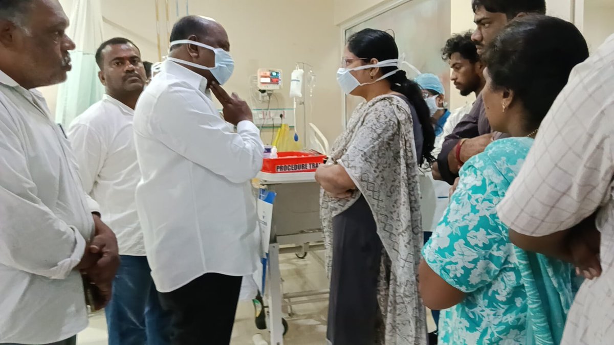 PRameshbabuMLA's tweet photo. లంకెలపాలెం గ్రామంలో శనివారం జరిగిన ప్రమాద ఘటనలో గాయపడిన బాధితులను పరామర్శించేందుకు మెడికవర్ హాస్పిటల్కు వెళ్లి చికిత్స పొందుతున్న బాధితులను పరామర్శించి, వారి ఆరోగ్య పరిస్థితిని అడిగి తెలుసుకున్నాను. #medicover #hospital @JanaSenaParty @JaiTDP @APDeputyCMO @ncbn @BJP4Andhra https://t.co/NUJBKUtlJv