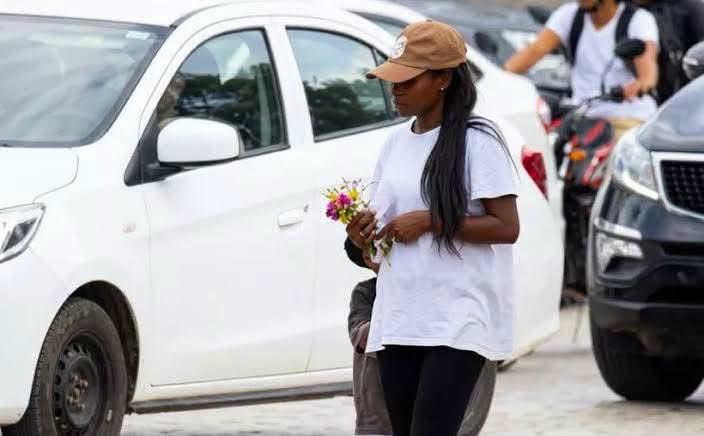 VigiaCiudadano7's tweet photo. 🌎‼️ La trajeron a Cancún con engaños: le prometieron un sueldo de 20 mil mensuales, pero solo le pagaban 150.

A Lupita (nombre resguardado) un amigo de su familia le prometió el trabajo ideal en Playa del Carmen: en un hotel, como camarista, ganando 13 mil mensuales más otros 7 mil pesos en propina.

La menor de apenas 15 años confío en el sujeto por la cercanía y para ayudar a sus papás. Lamentablemente todo fue un engaño: desde que llegó a un pequeño departamento en la colonia Zazueta Ha, le quitaron todos sus documentos y la tenían amenazada junto a otros niñas.

A las 7 de la mañana la levantaban para servir a los hombres. A las 9 am la ponían a trabajar vendiendo artesanías o cocos, hasta las 10 de la noche.

Tenía que juntar al menos 3 mil pesos diarios o de lo contrario la castigaban. A cambio le pagaban 150 pesos el día, los cuales enviaba a su familia. Si no les decía que todo estaba bien, recibía golpes.

Una investigación del equipo de la Fiscalía dedicado a combatir la trata de personas permitió identificarla. Pero antes de sacarla de su infierno la policía desarticuló la organización que la había secuestrado o de lo contrario su familia corría peligro.

Ayer fue dado el último golpe contra esta organización criminal y rescataron a la menor junto con otras niñas. Hoy está en proceso de regresar a su hogar.