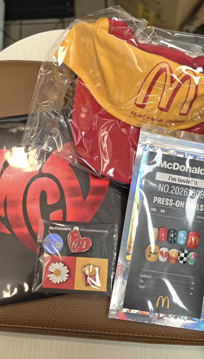 wanlu172930's tweet photo. Heard through the grapevine: McDonald’s in mainland China has limited-edition items this time — scarves and press-on nails 🤔 https://t.co/kiL0SOBTDn