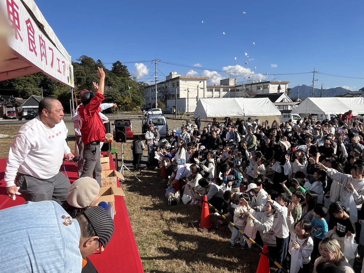 oidemase_info's tweet photo. ＼山口県はもちまき県!?／
山口県では、お祭りやイベントの目玉として"もちまき"が、県内各地で盛んに行われています！
その熱さは、県外の方が見たらきっと驚くはず😳
山口のもちまきはとにかく熱く、大人も子供も本気で参加します💪

🍡約23kgの餅をひろう「餅ひろい世界選手権」
🍡約1万3,000個がまかれる「紅白餅合戦」
🍡雨の日や暑い日でも楽しめる「もちまきテラス」
など、山口県ならではのユニークなイベントやスポットも！
さらに餅だけではなく、小銭やお菓子、"ふくだるま"がまかれることも！

もともとは上棟式で厄除けのために行われていた神事といわれるもちまきですが、今も山口県では身近な文化として受け継がれ、イベントの主役となっています👀

みなさんは、もちまきに参加したことはありますか？
思い出やエピソードがあれば、ぜひ【コメント】で教えてください💬

知れば驚く、山口県の“もちまき文化”。
もちまきの心得や拾い方のコツなど、詳しくはリプライ欄の記事でご紹介しています👇