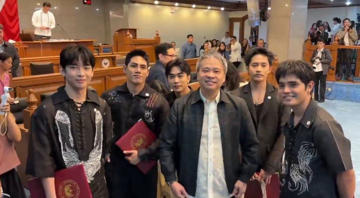 biref890521319's tweet photo. ken with politicians vs ken with working class

di mo masabing gawa-gawa lng kasi tugma ang mga kwento at experience kahit galing sa ibat ibang sources https://t.co/EGCFO5Uyx8